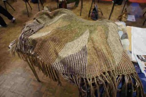 Semicircular shawl using multicoloured patterning