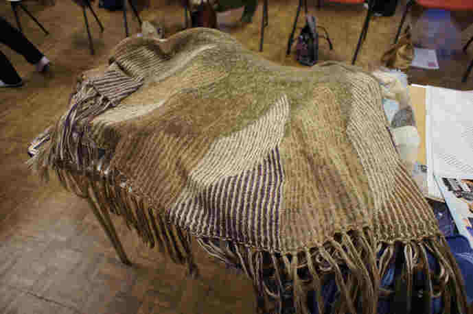 Semicircular shawl using multicoloured patterning