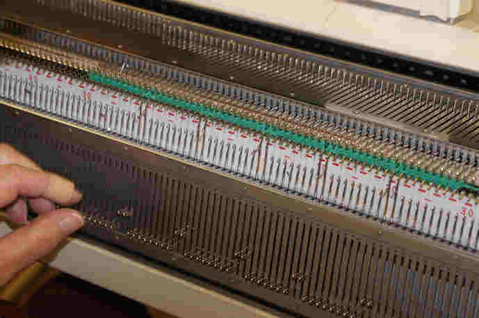 Rib pattern with second needle in place (2)
