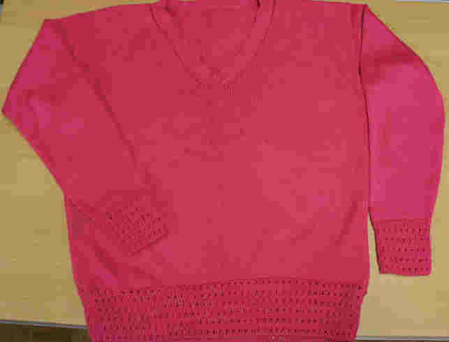 Pink j umper with details on neckline and welts