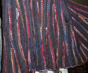 Sideways knitted with woven colours