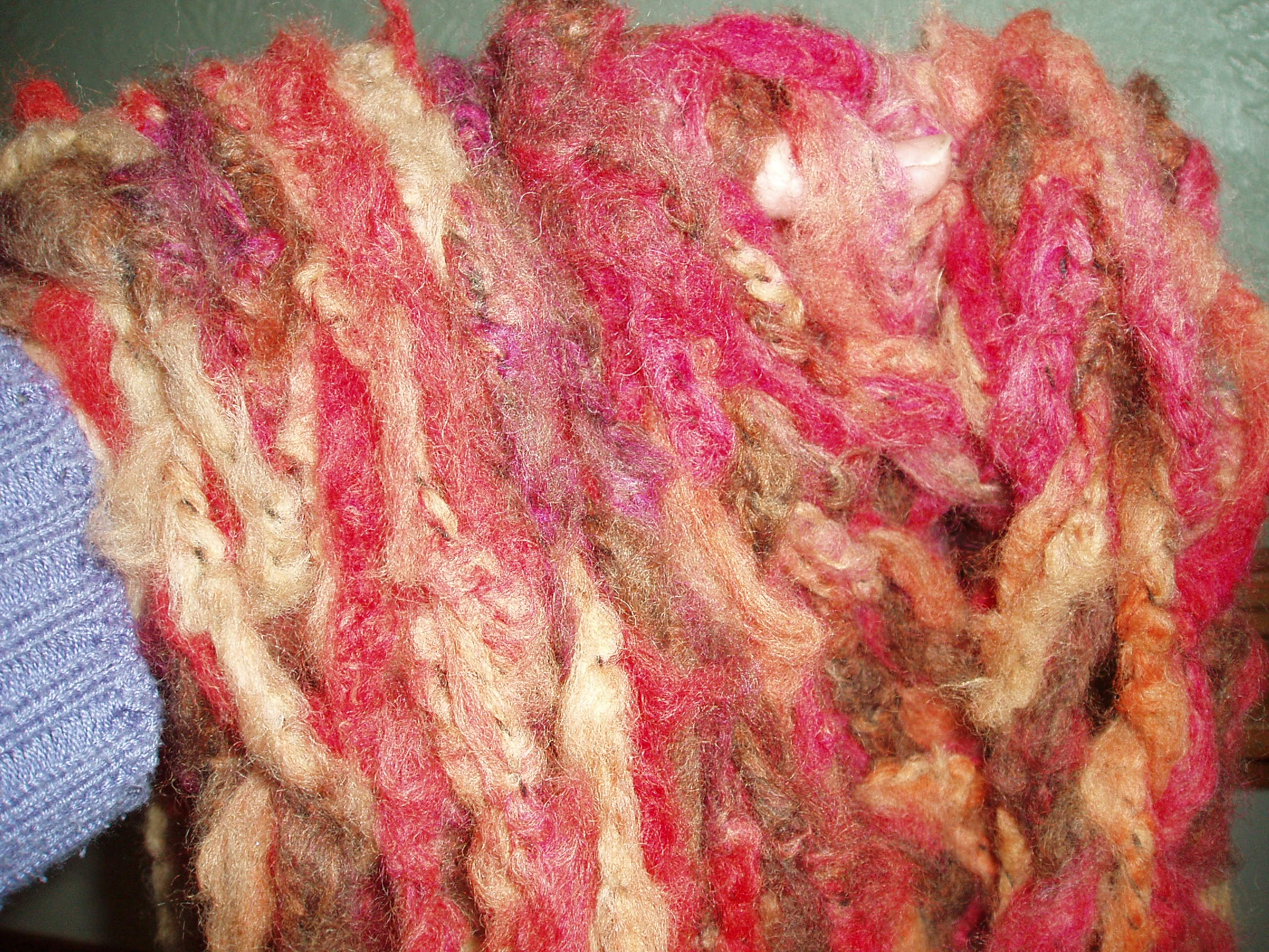 Arm knitted cord using fluffy yarn