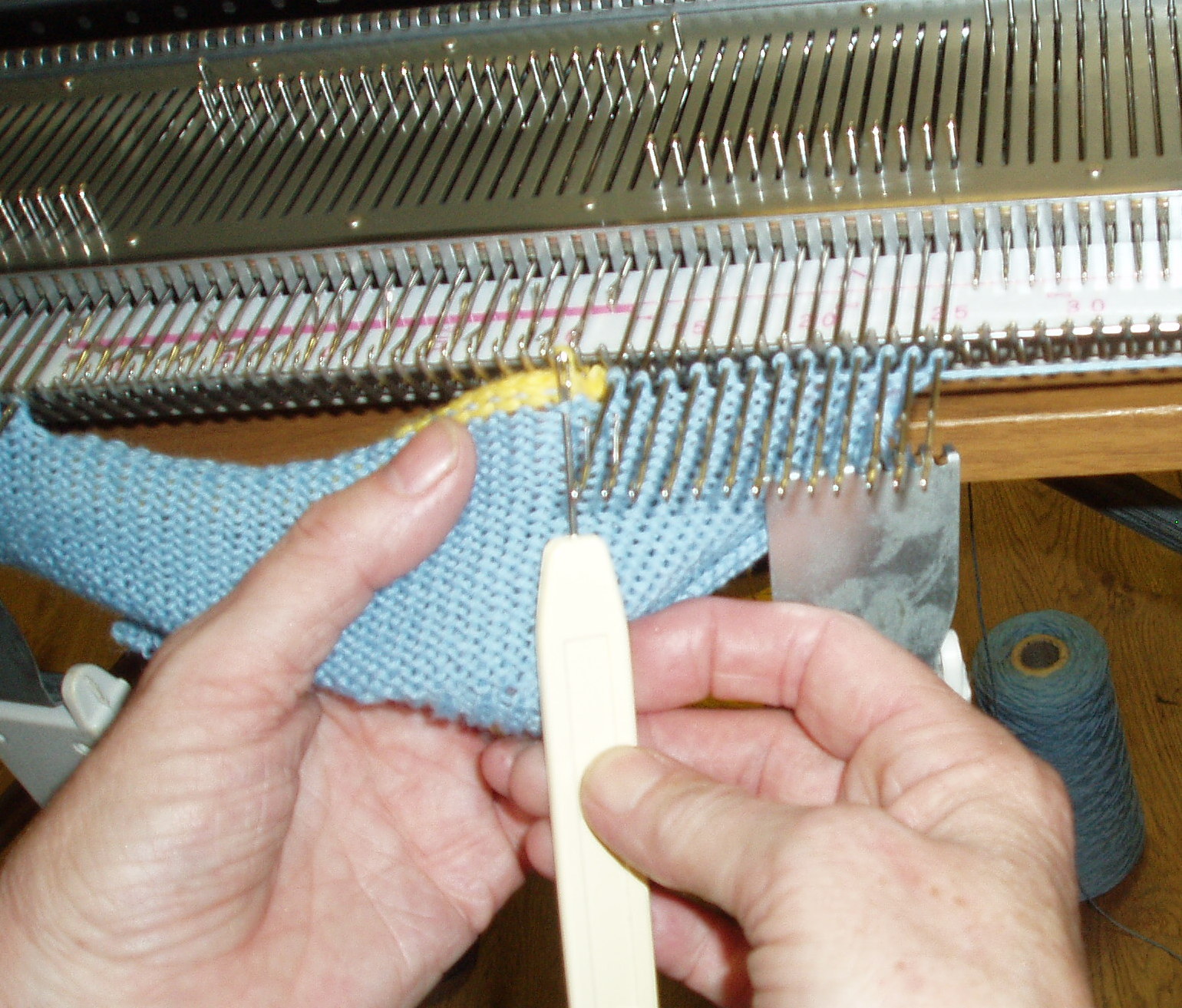 Picking up from below the waste knitting